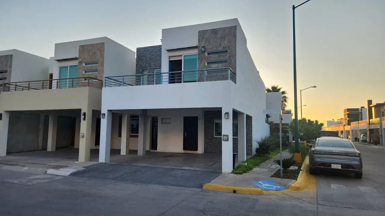 Casa en Renta Valle Alto en Privada - Foto 1